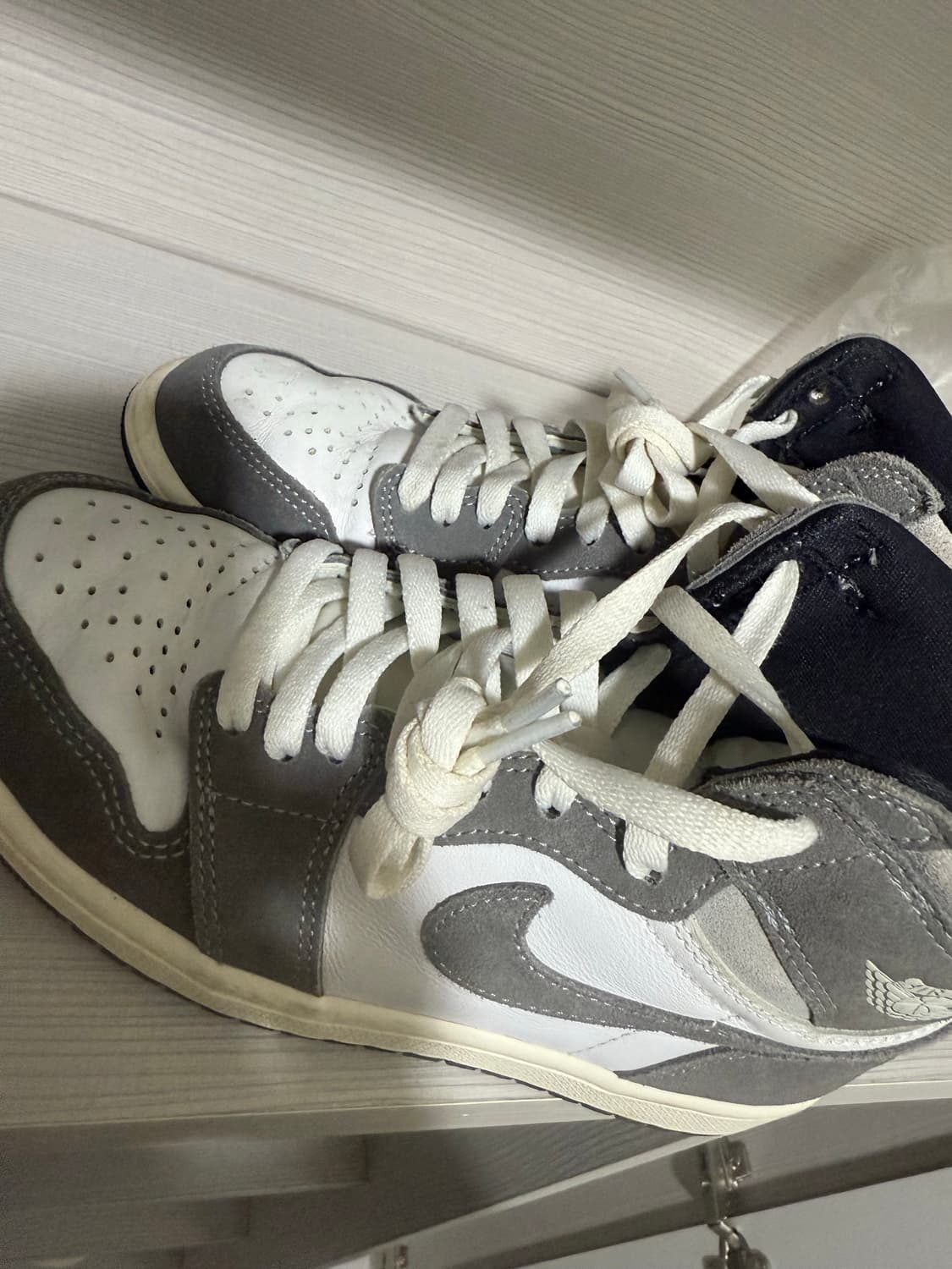 조던 1 레트로 하이 OG 블랙 앤 스모크 그레이 상품이미지2