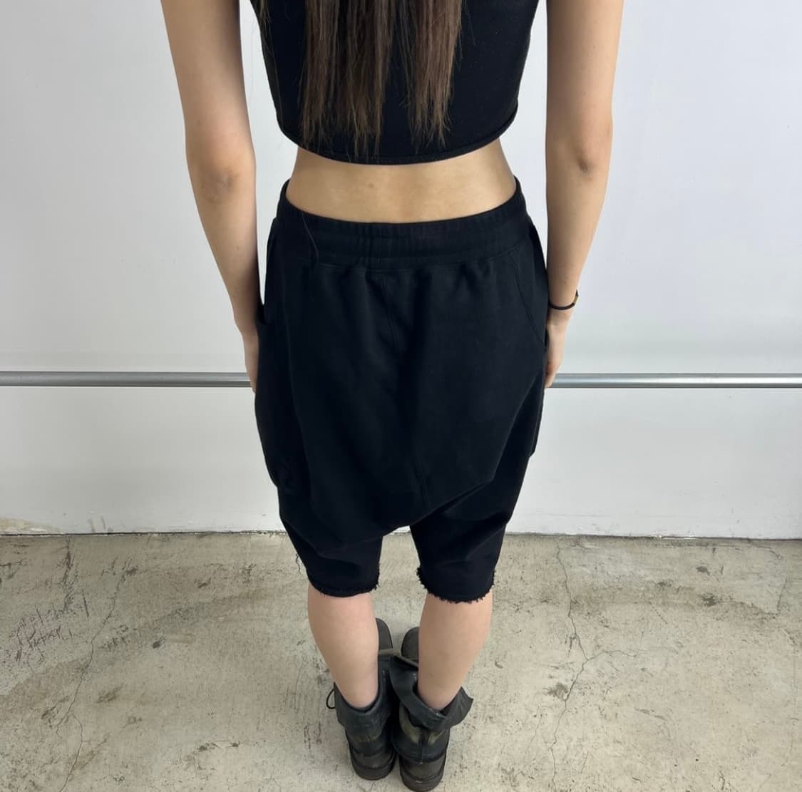 The Viridi Anne 22ss 비대칭 드롭 크로치 쇼츠 상품이미지3