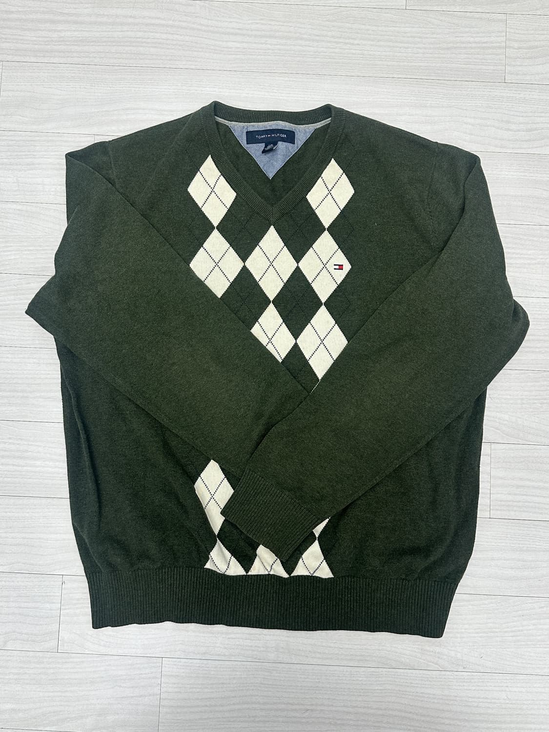 타미힐피거의 아가일 패턴 브이넥 니트 상품이미지1