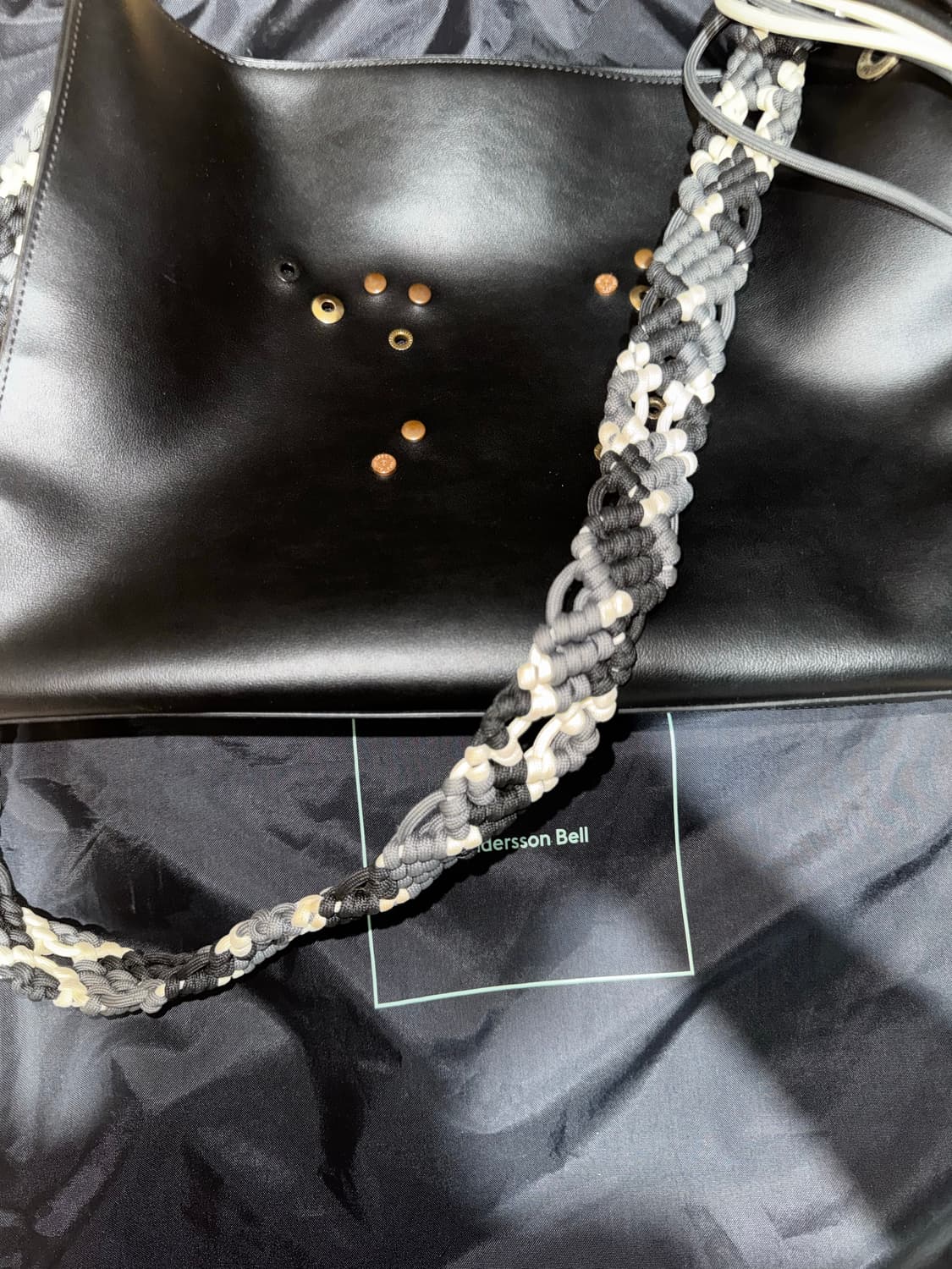 앤더슨벨  쿤달 아일렛 패치 레더백  상품이미지4