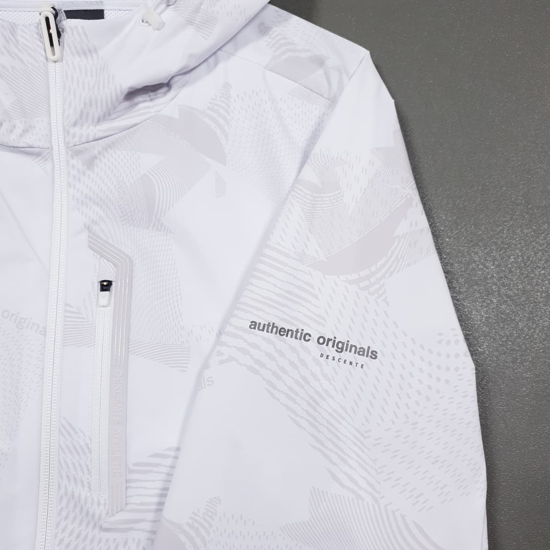 새제품급) 데상트 최신형 24ss 터프 우븐 후드형 투웨이 바람막이 XL 상품이미지4