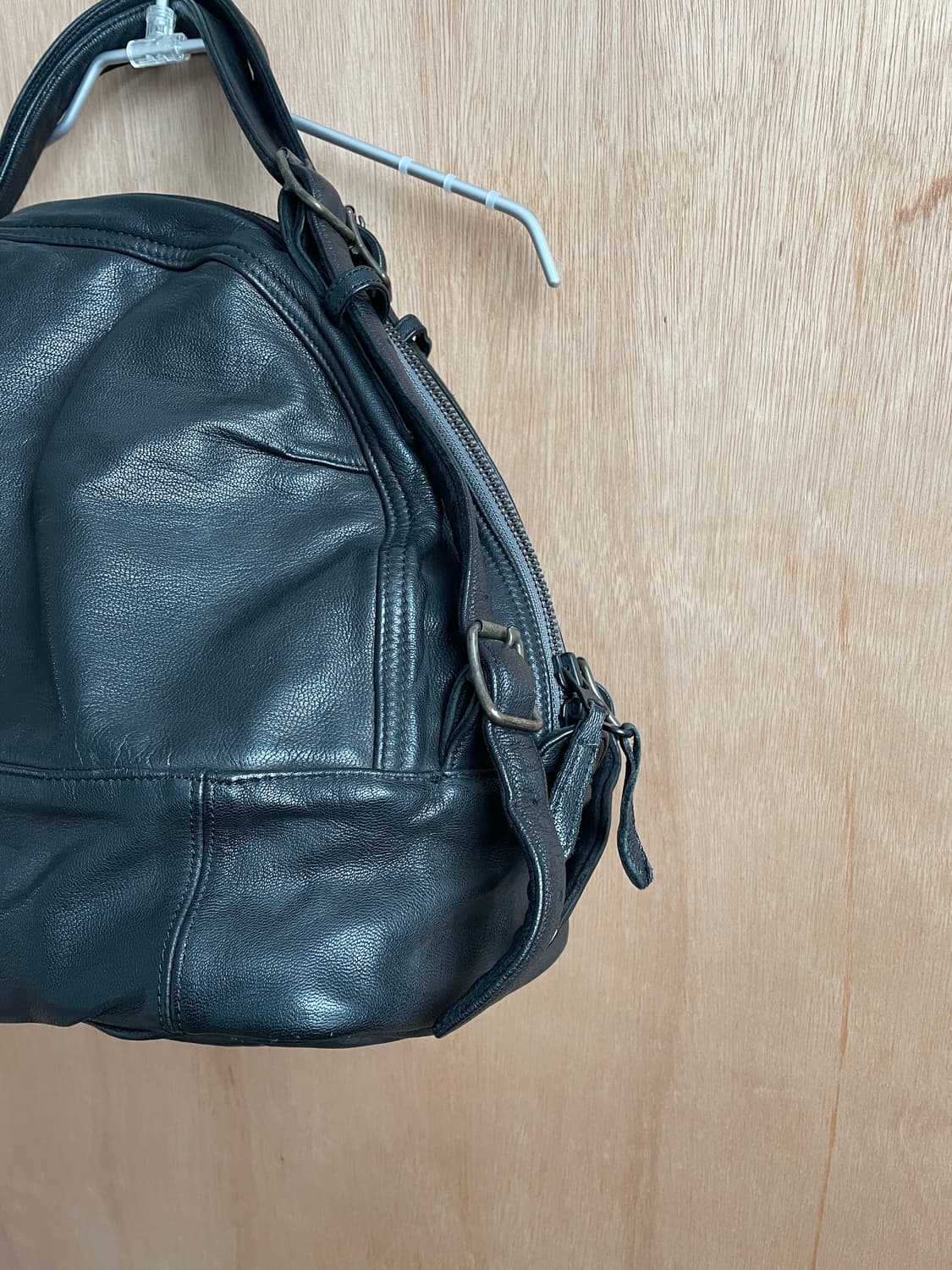 크리스찬포 벨티드 레더 백 상품이미지5