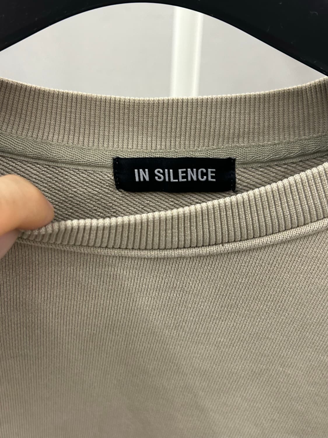 IN SILENCE  인사일런스 베이지색 맨투맨 티셔츠 상품이미지4