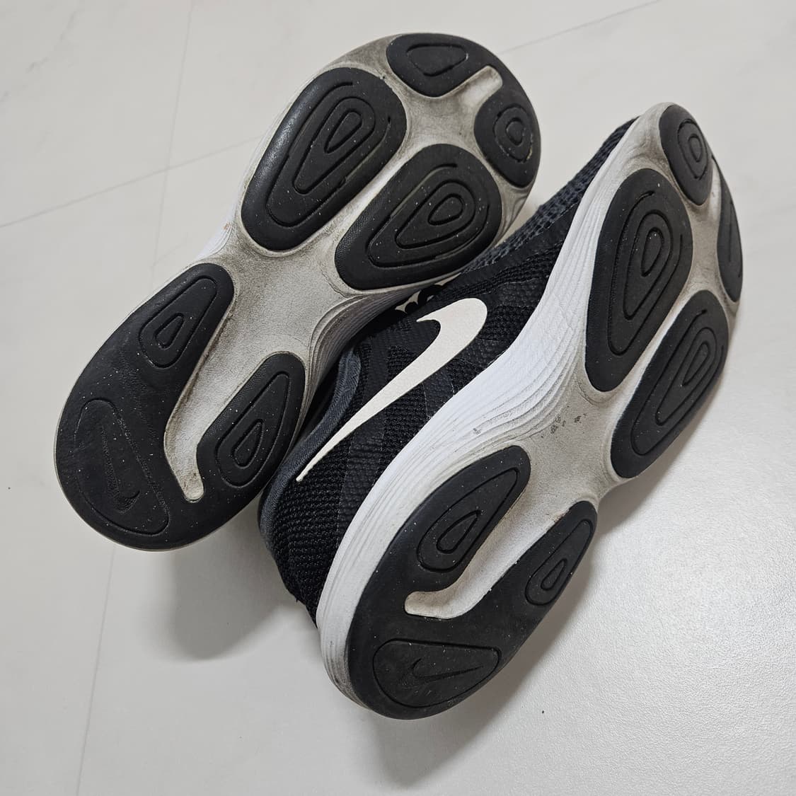 나이키 레볼루션4 검흰 운동화 260 상품이미지5