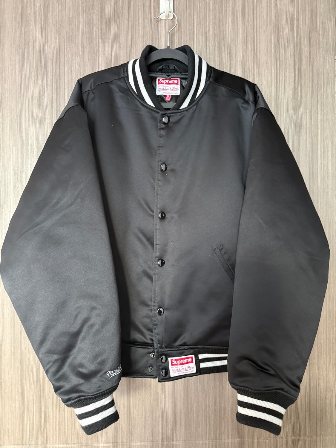 슈프림 미첼 & 네스 사틴 바시티 자켓 레드 - 24FW 상품이미지2