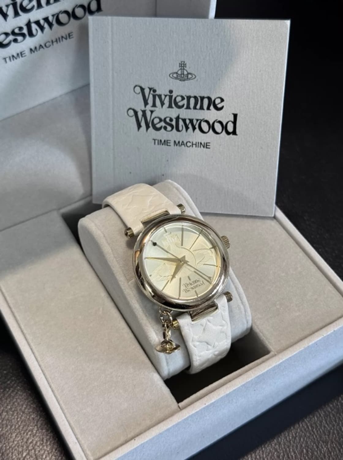 [정품] 비비안 웨스트우드 타임머신 메탈 와이어리스 시계 (실버/화이트) 상품이미지2