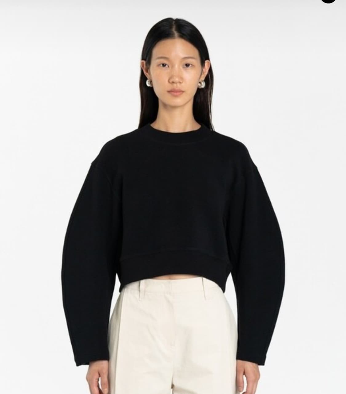 아모멘토 크롭 맨투맨 블랙 상품이미지1