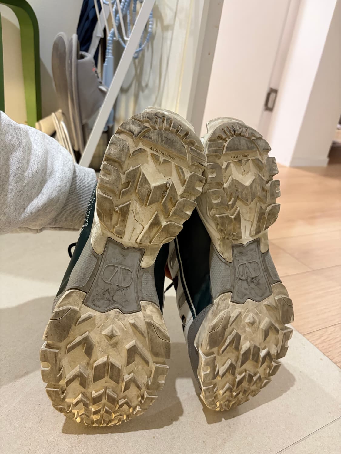 발렌티노  클라이머 스니커 43사이즈 팝니다 상품이미지5