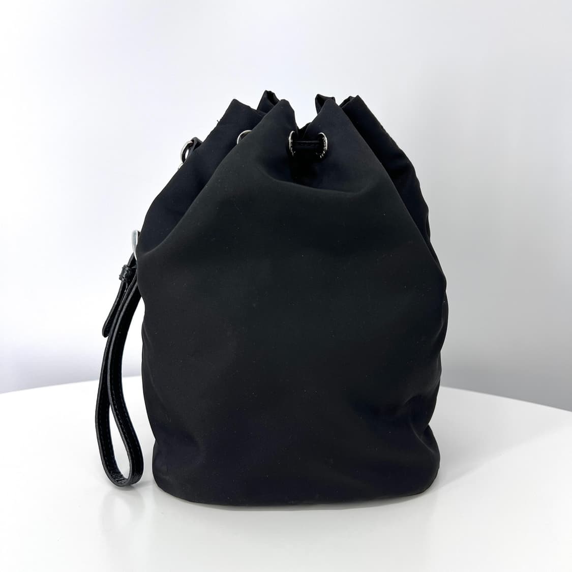 [감정완료] 프라다 나일론 버킷 파우치 블랙 상품이미지4