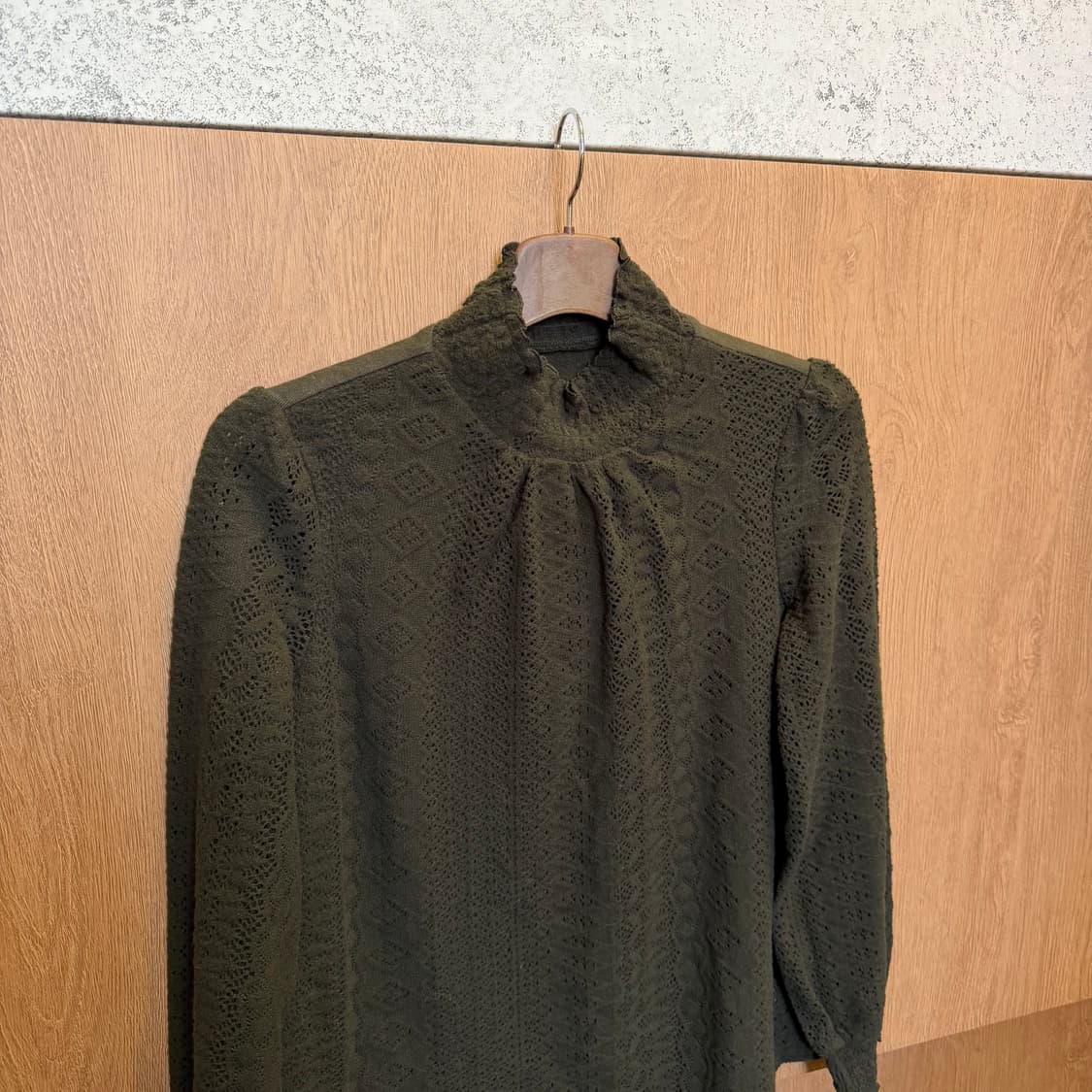 빈티지 블라우스 프릴 하이넥 레이스 자수 핀턱 디테일 카키 상품이미지3