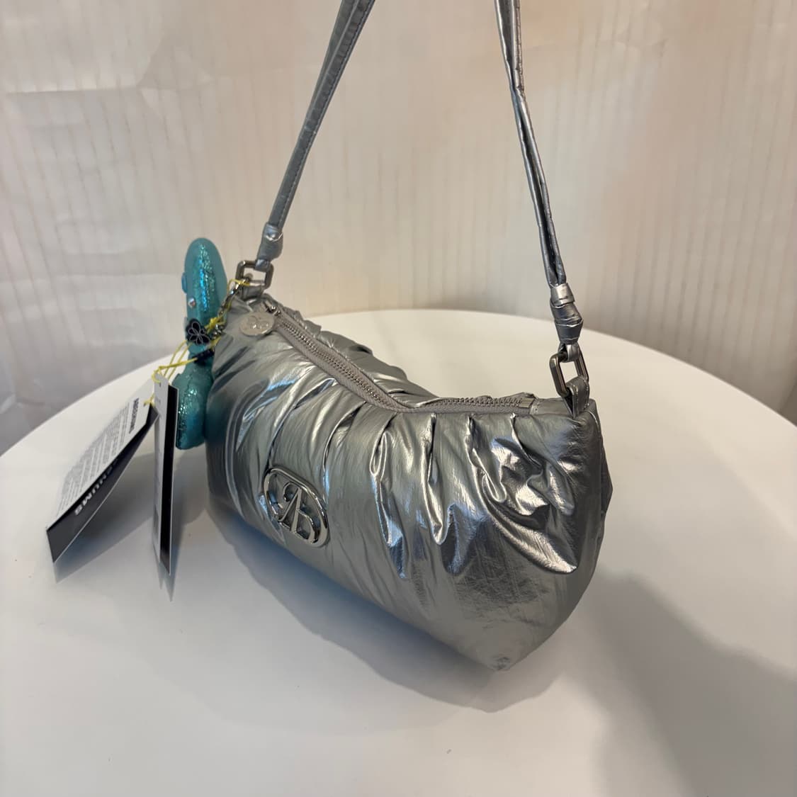 정품 어비험즈 글로시 숄더백     상품이미지4