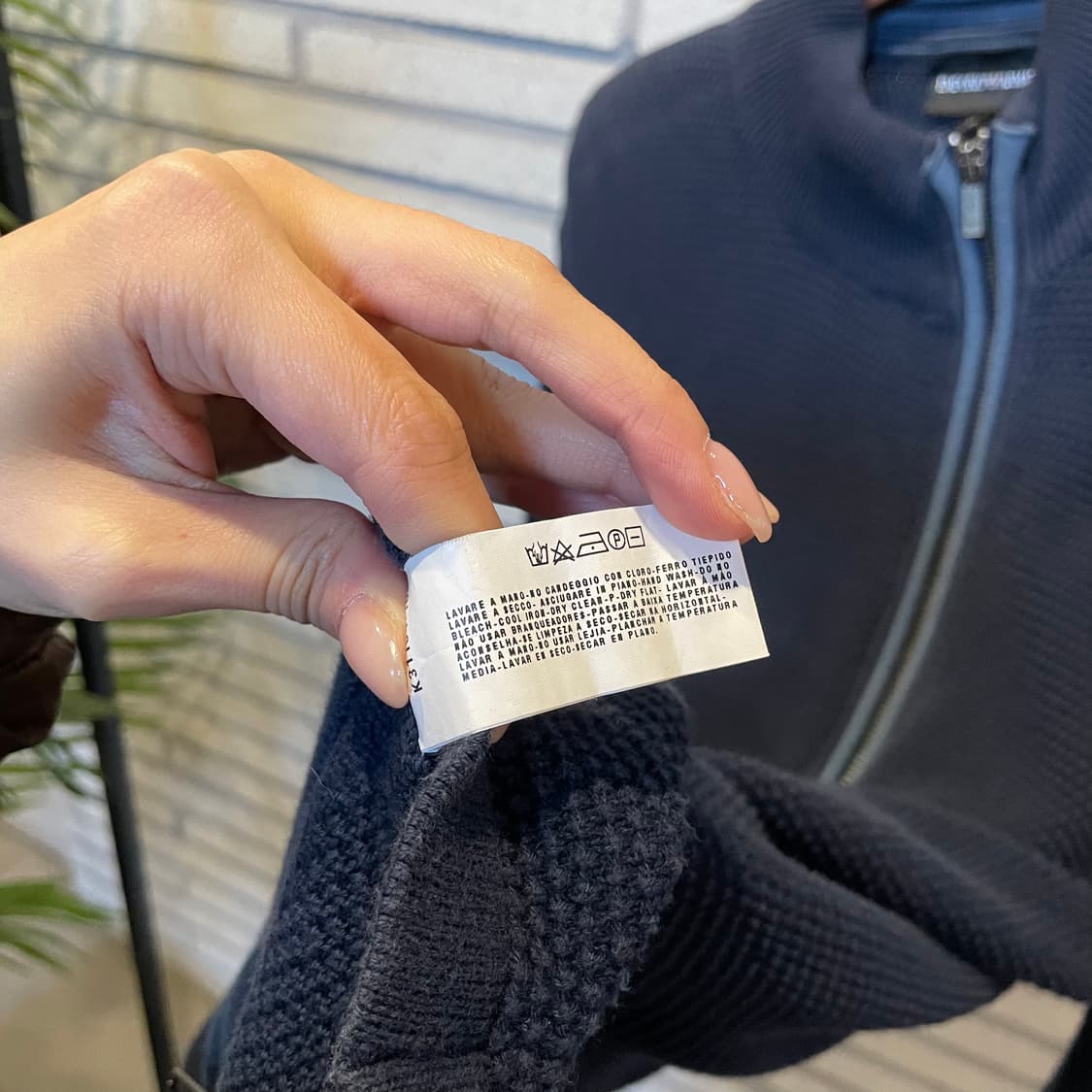 엠포리오 아르마니 니트 집업 자켓 사선 지퍼 와플 텍스처 디테일 네이비 상품이미지8