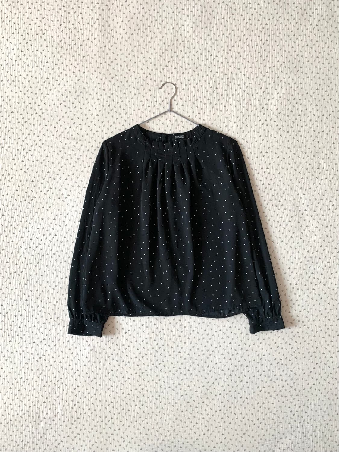 블랙 도트 핀턱 블라우스 상품이미지1