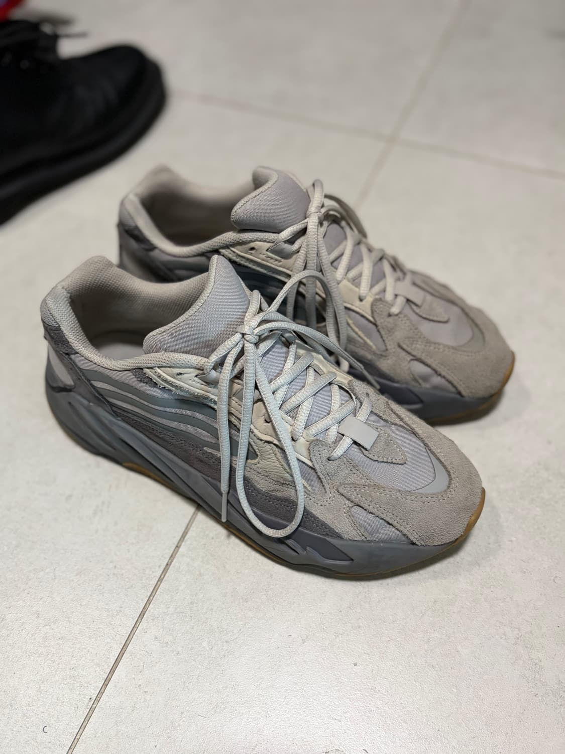 아디다스 이지 부스트 700 V2 테프라 상품이미지1