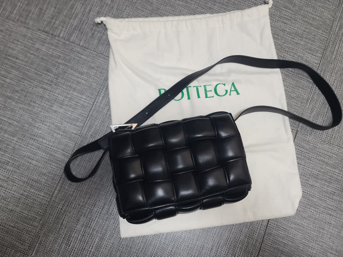 보테가베네타 패딩 레더 카세트백 블랙 크로스백 상품이미지1