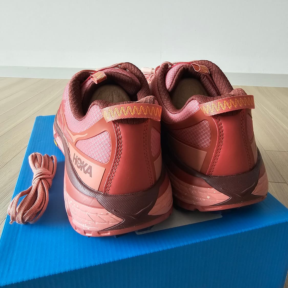 295 새제품) 호카 마파테 쓰리 2 핫 소스 어슨웨어 등산화 트레킹화 상품이미지4