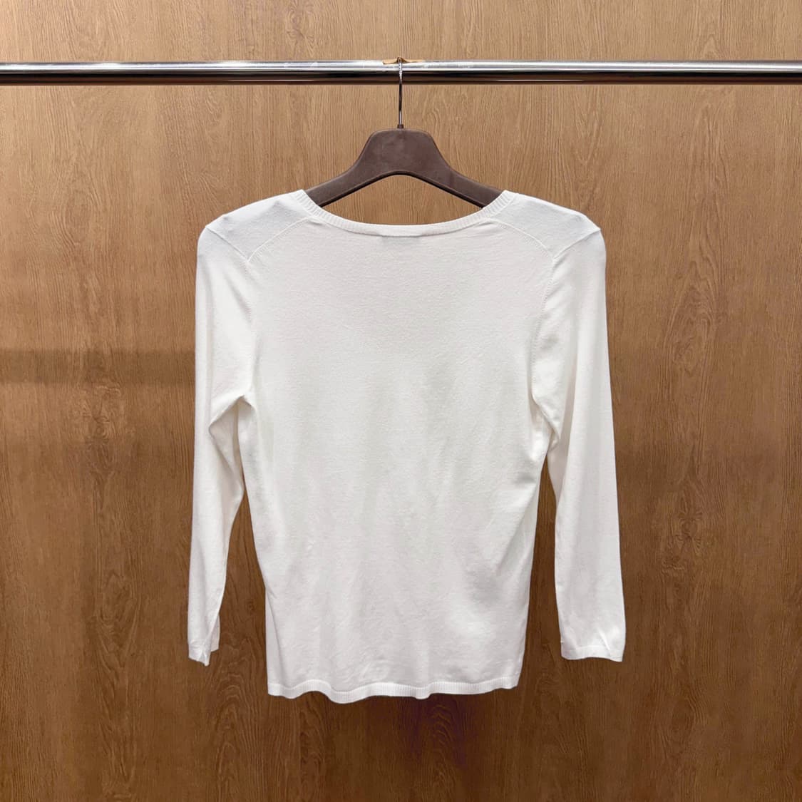 띠어리 브이넥 라인 심플 긴팔 니트 베이직 슬림핏 화이트 상품이미지3