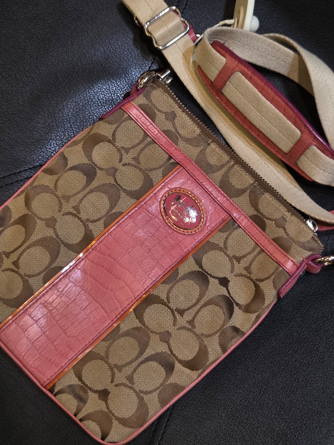 Coach 코치 베이지핑크 크로스백 상품이미지1