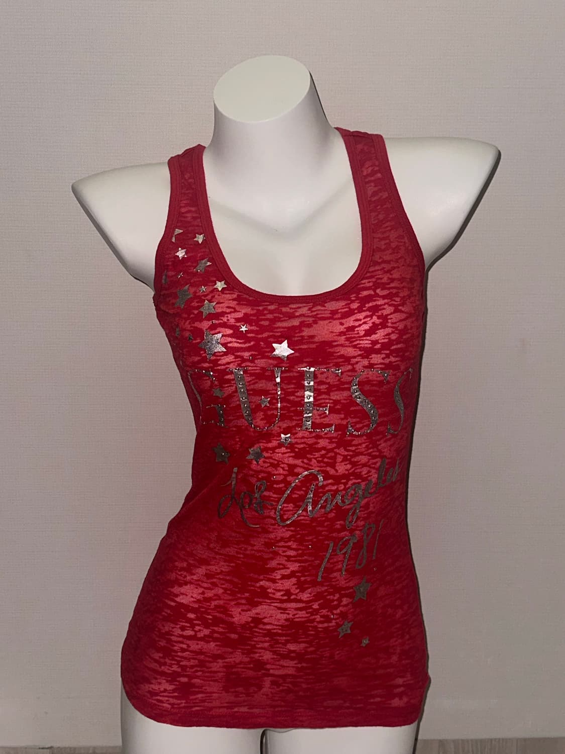 게스 레드 큐빅 로고 슬리브리스 상품이미지3