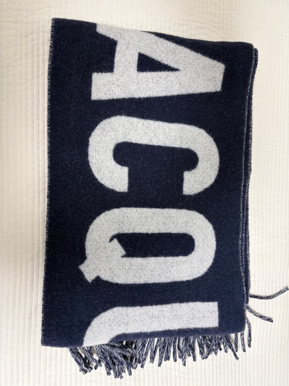 자크뮈스 머플러 판매합니다. 상품이미지1