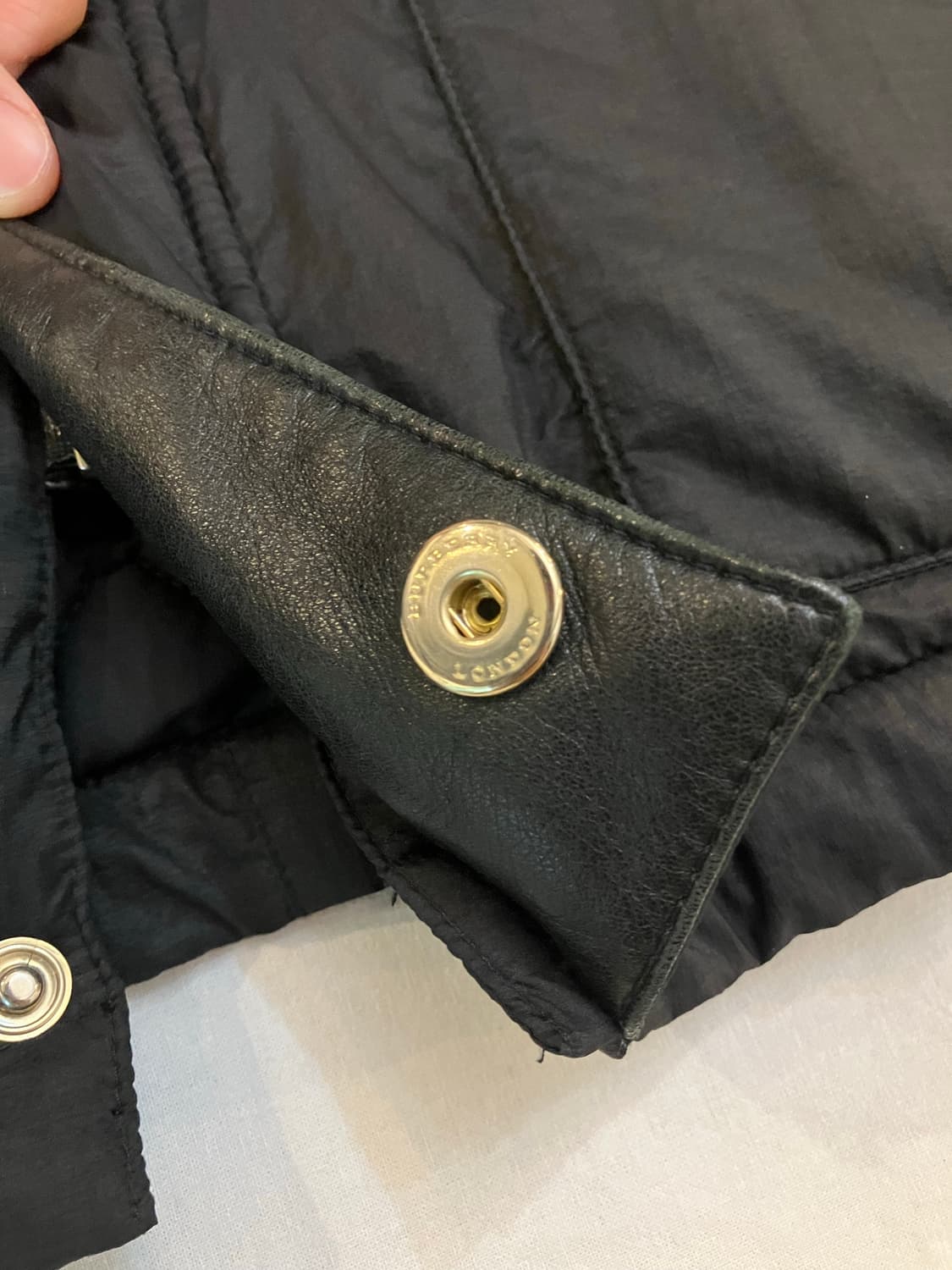 버버리 퀼팅 가죽카라 나일론 패딩 맥코트 블랙 상품이미지2