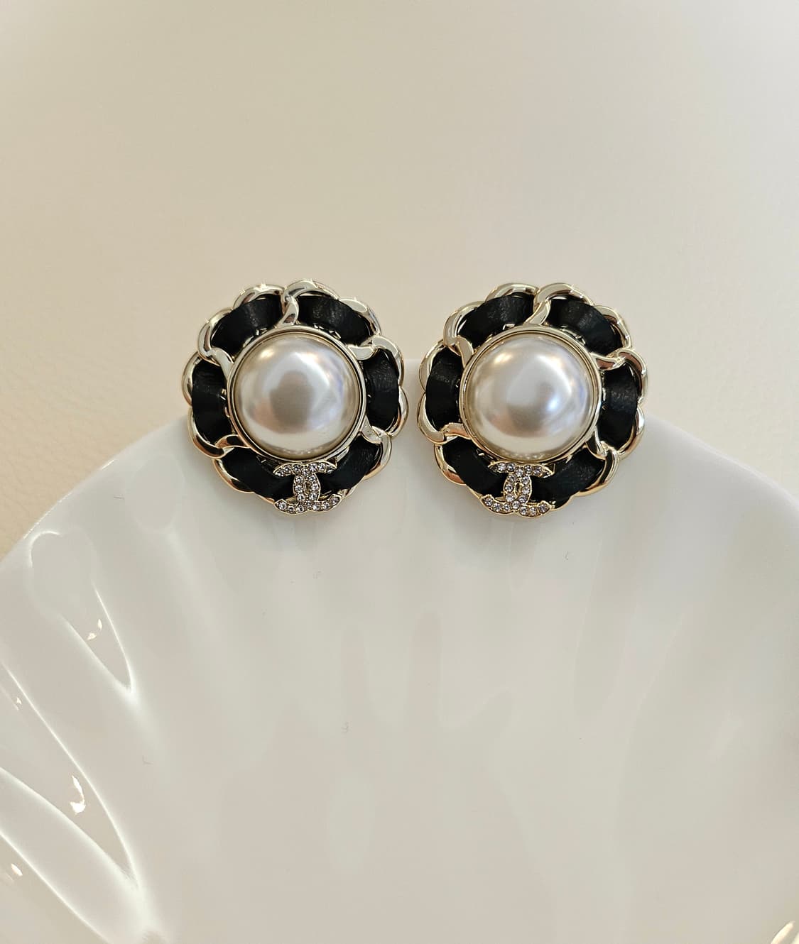 샤넬 가죽체인장식 진주 CC로고 귀걸이 업사이클링 상품이미지2