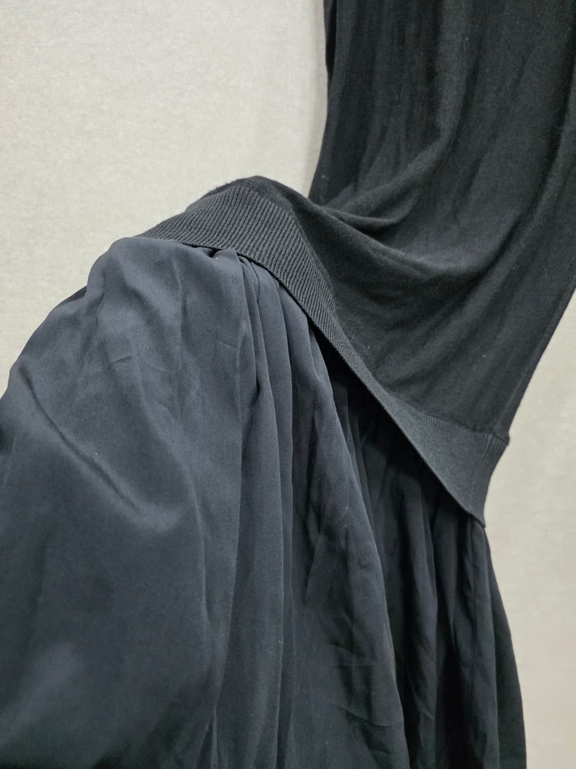 DKNY 실크 블랙 니트 플리츠 원피스 상품이미지6