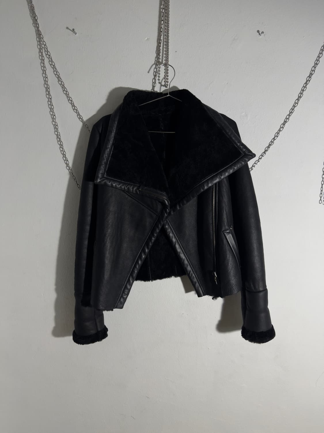 asymmetric 하이넥 드레이프 레더 무스탕 상품이미지1