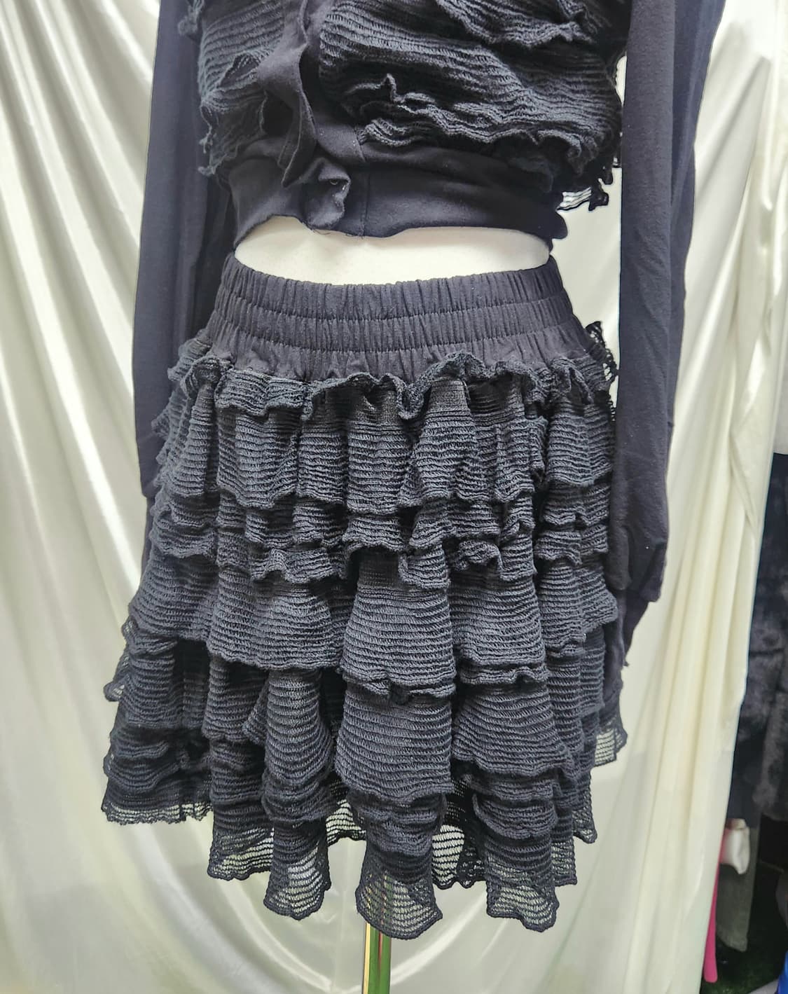 입체 러플 블랙 셋업룩🤍프릴 폭탄 블랙 치마바지·가디건 세트핏 상품이미지6