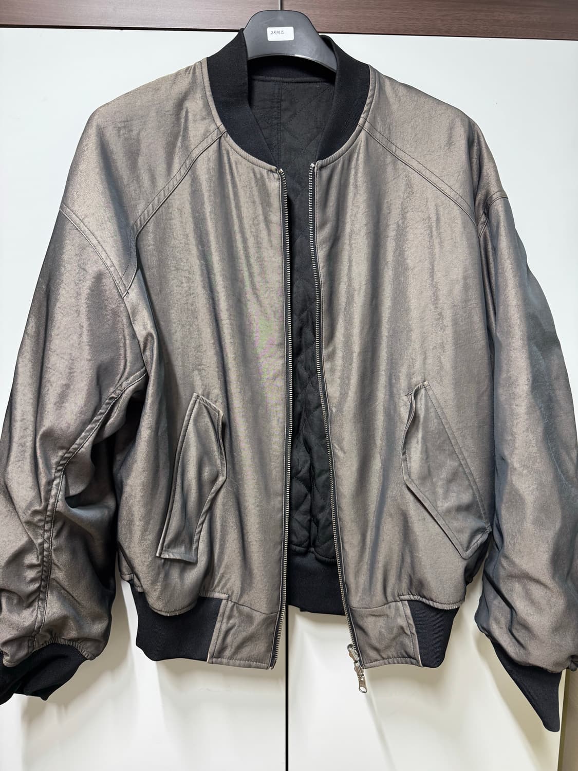 비긴202 빈티지 사틴 리버시블 점퍼 (빈티지 그레이 X 블랙) 상품이미지2