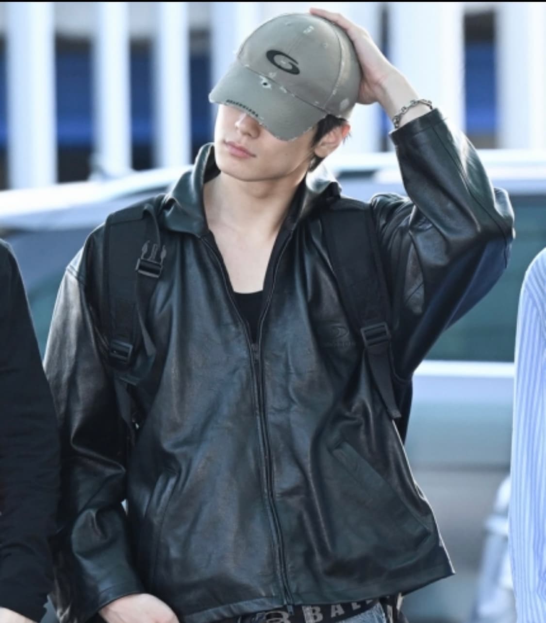 (1) 발렌시아가 오버사이즈 레더 후드 자켓 상품이미지1