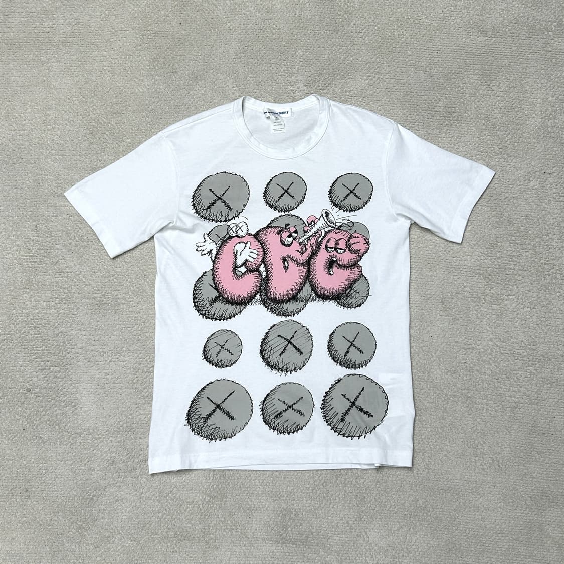 꼼데가르송 KAWS 빅프린팅 티셔츠  상품이미지1