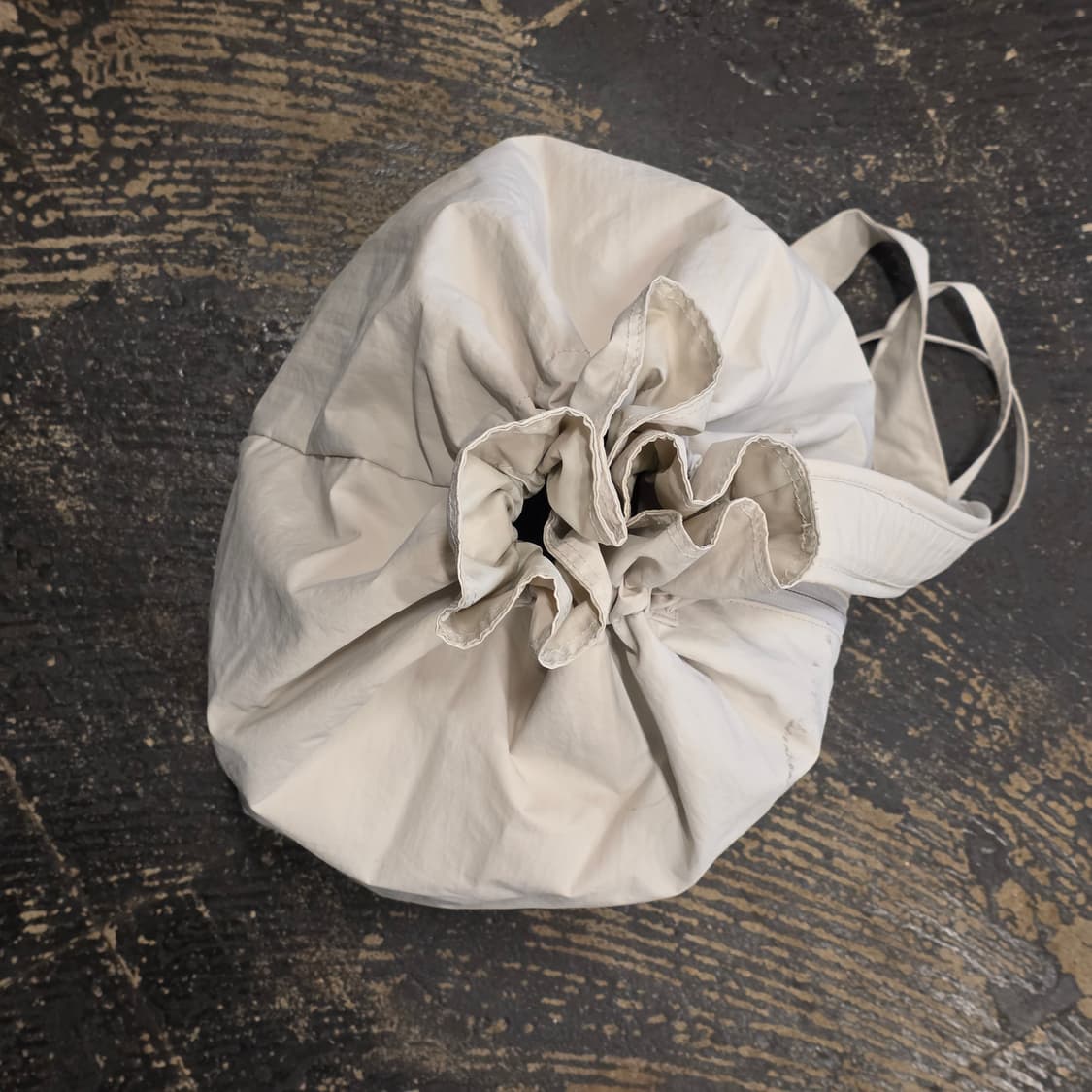 R) CNPR 드로우스트링 숄더백 아이보리 상품이미지6