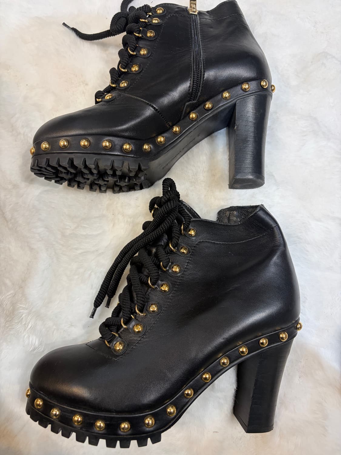 슈콤마보니 블랙 앵클 부츠 금장 장식 상품이미지4