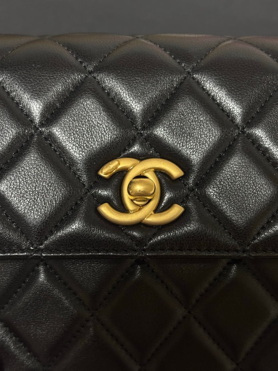 샤넬 25 시즌 램스킨 플립백 (풀박스, 인보이스 O) 상품이미지6