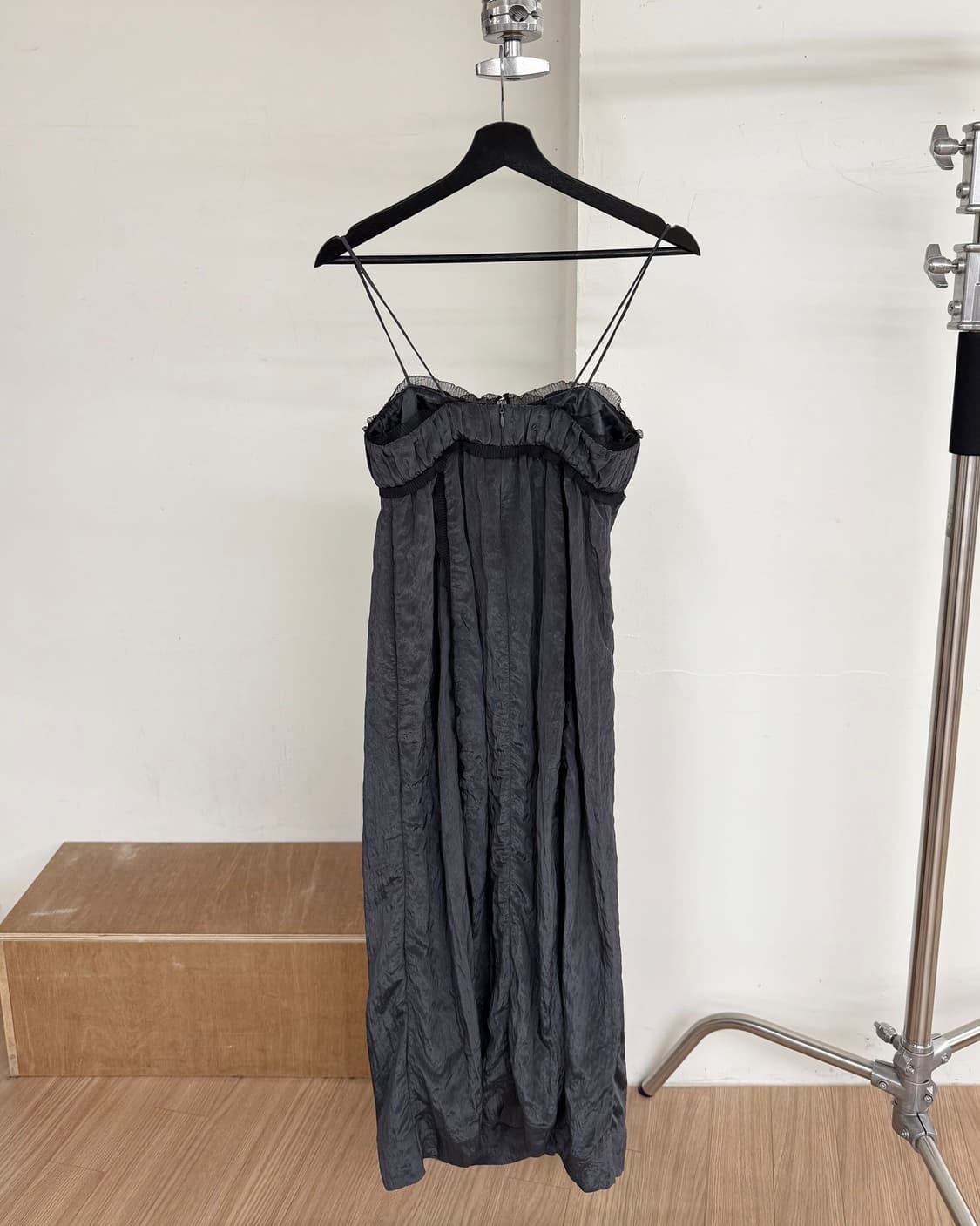 가니 그레이 샤이니 테크 스트랩 미디 드레스  상품이미지4