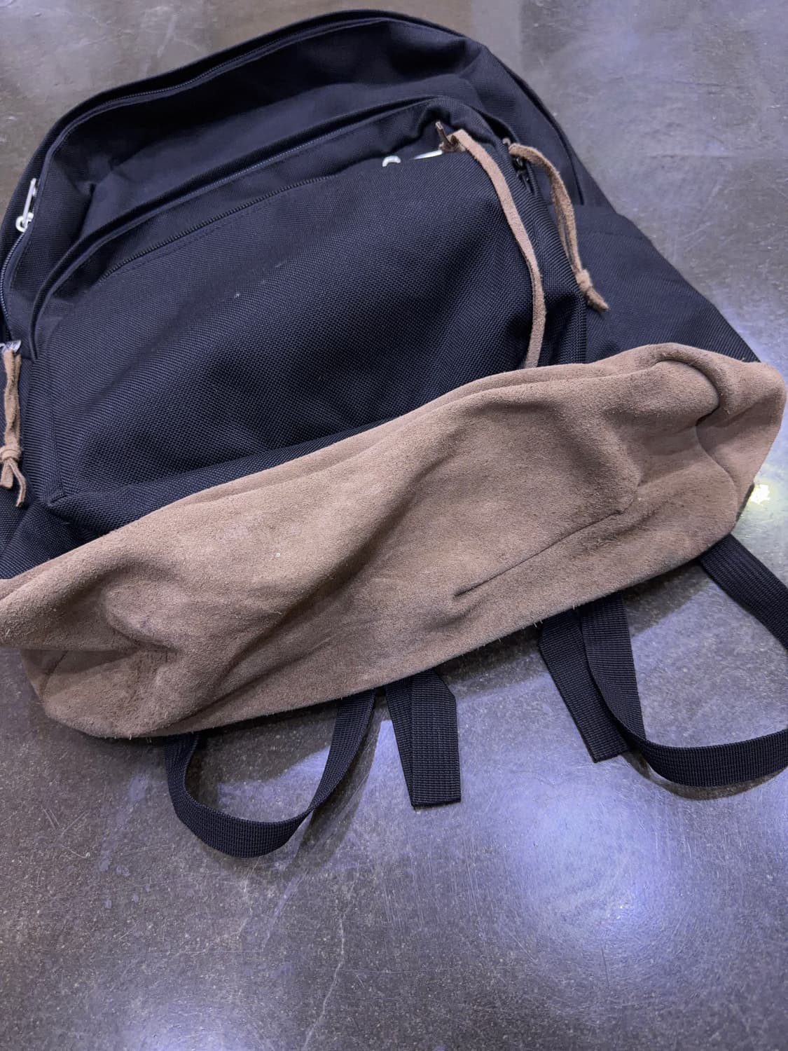 잔스포츠 라이트 스웨이드 블랙 캐쥬얼 백팩 상품이미지5