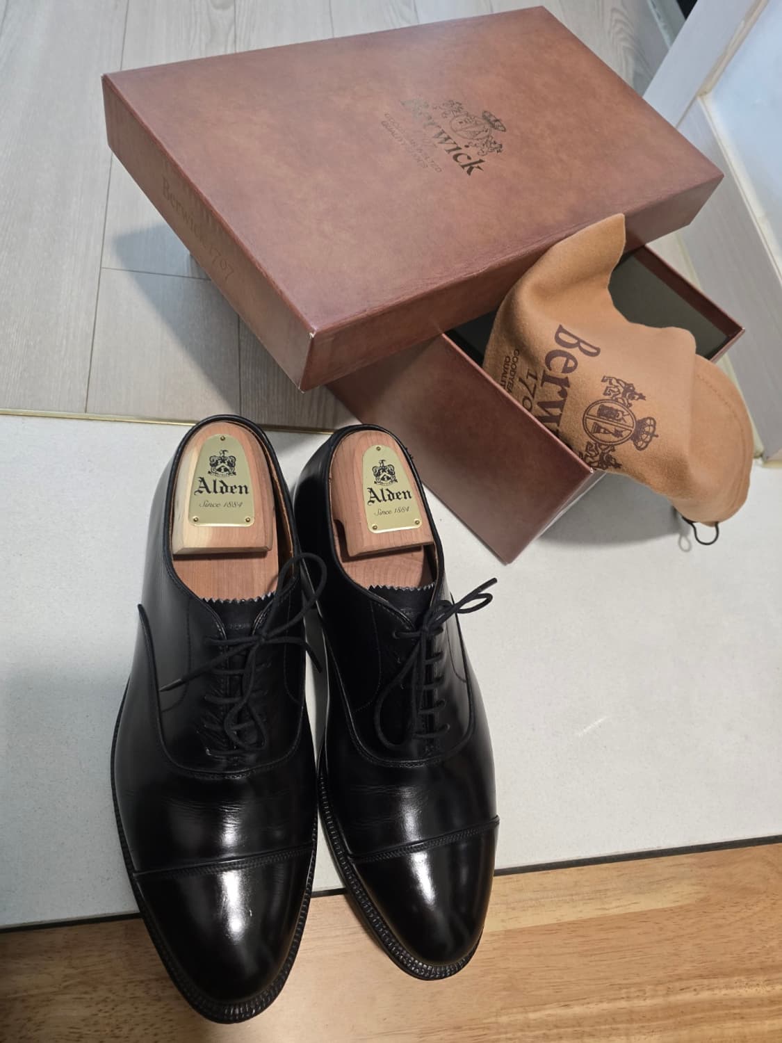 알든(Alden) 블랙 캡토 옥스퍼드 구두(정품 슈트리 포함) 상품이미지2