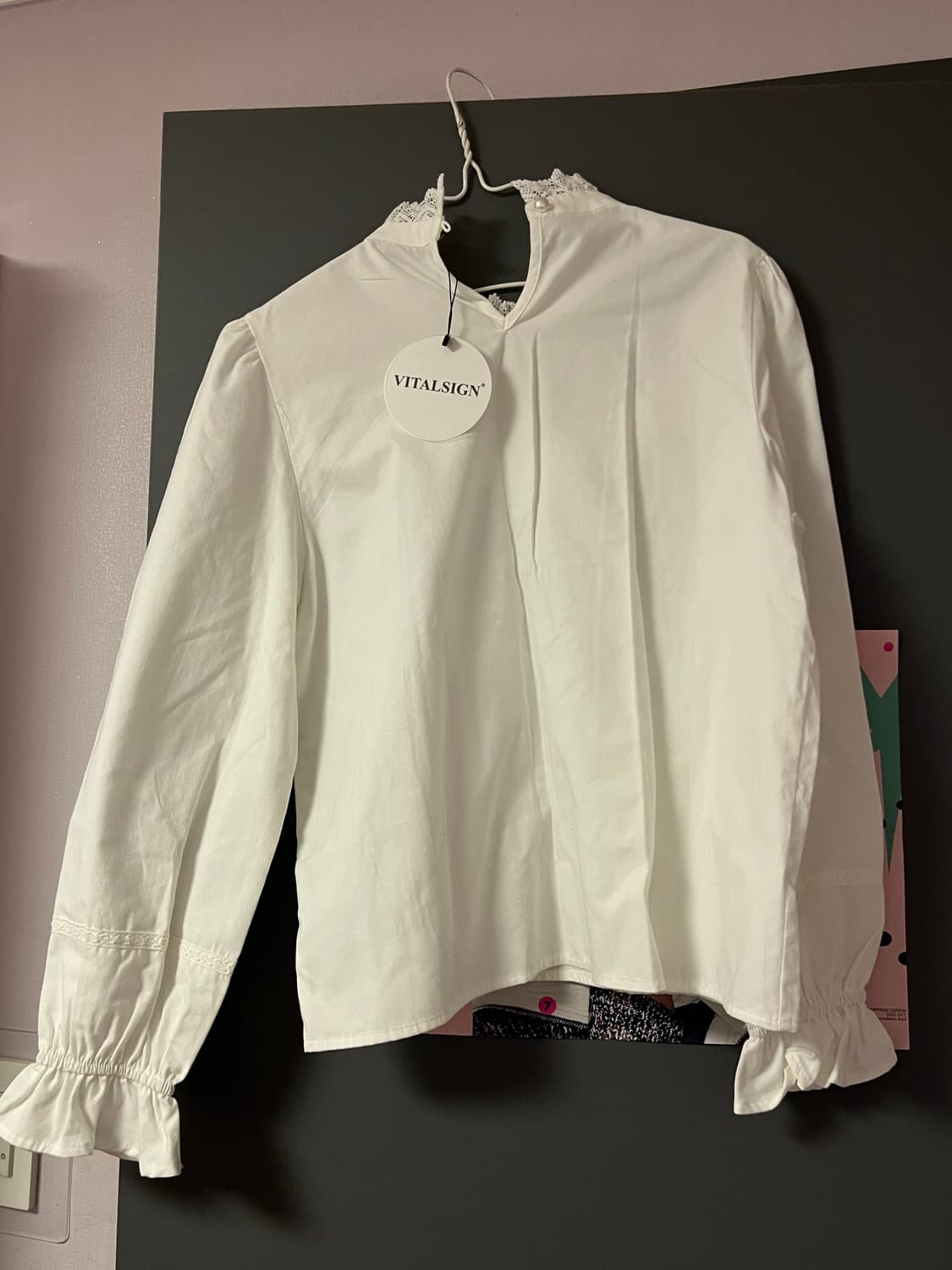 바이탈싸인 하이넥 레이스 블라우스 상품이미지2