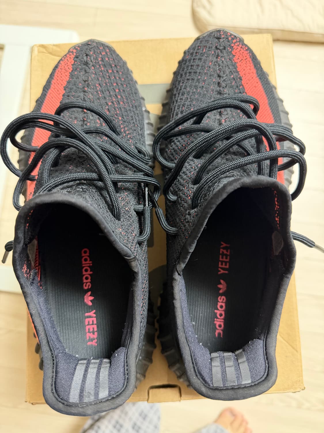 [275] 아디다스 이지부스트350v2 코어 레드 블랙 2022/2023 상품이미지4