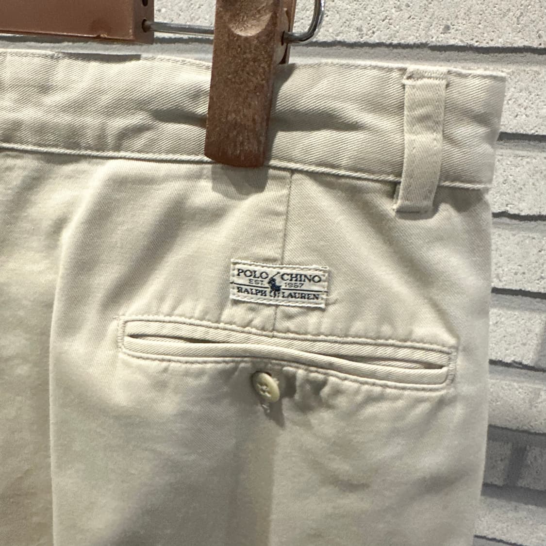 폴로 랄프로렌 투턱 테이퍼드 치노팬츠 후면패치 디테일 크림 상품이미지8