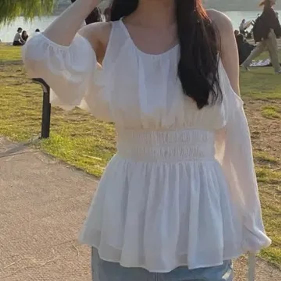 유솝 수지 오프 블라우스 화이트 suzy off 오프숄더 쉬폰 상품이미지1