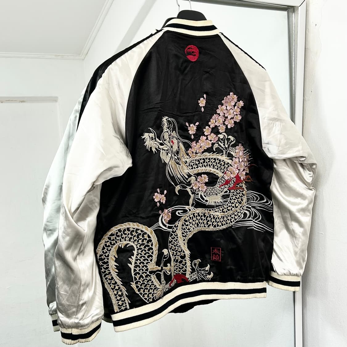 리버시블 자수 벨벳 스카쟌 자켓 상품이미지1