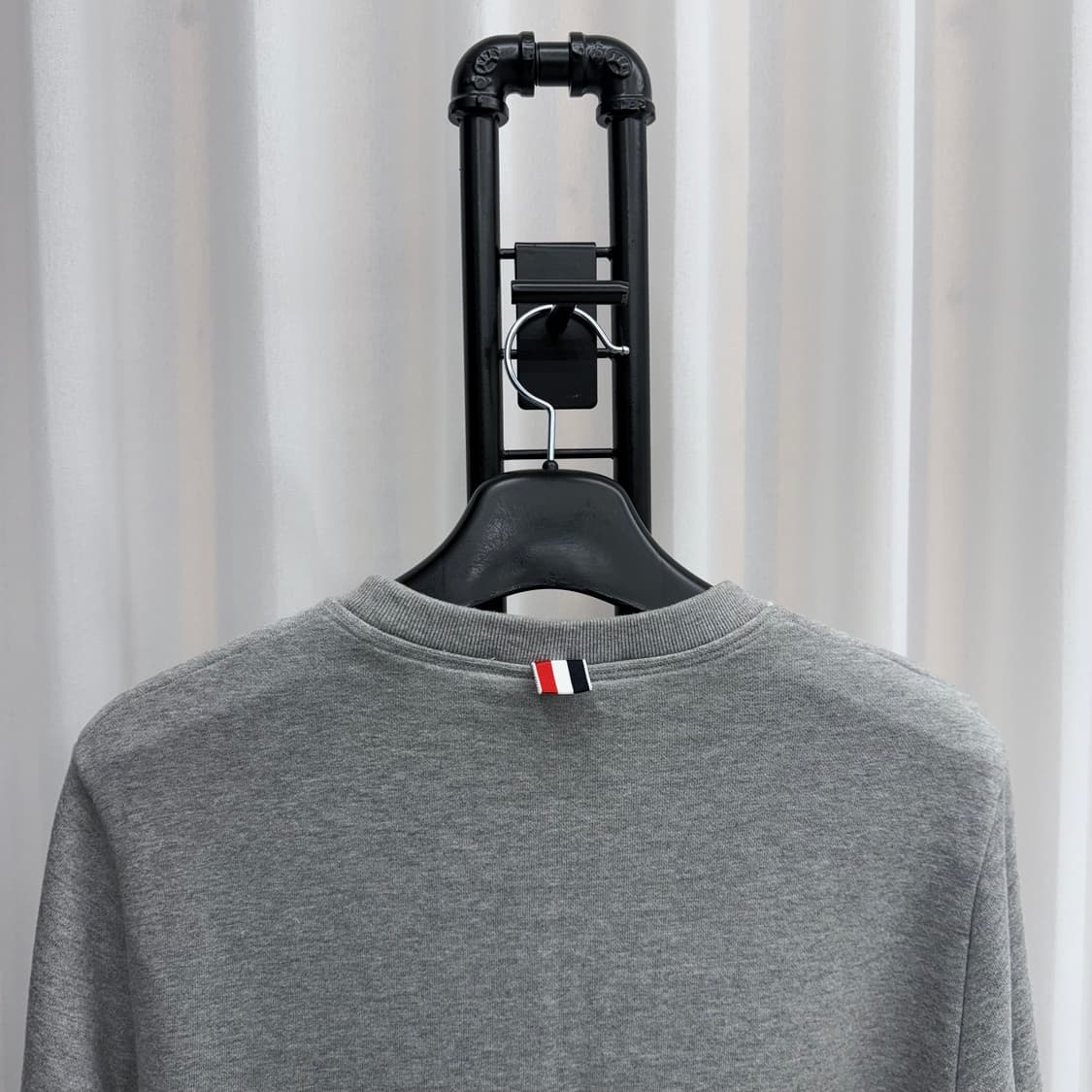 [5] 톰브라운 사선완장 맨투맨 그레이 상품이미지3