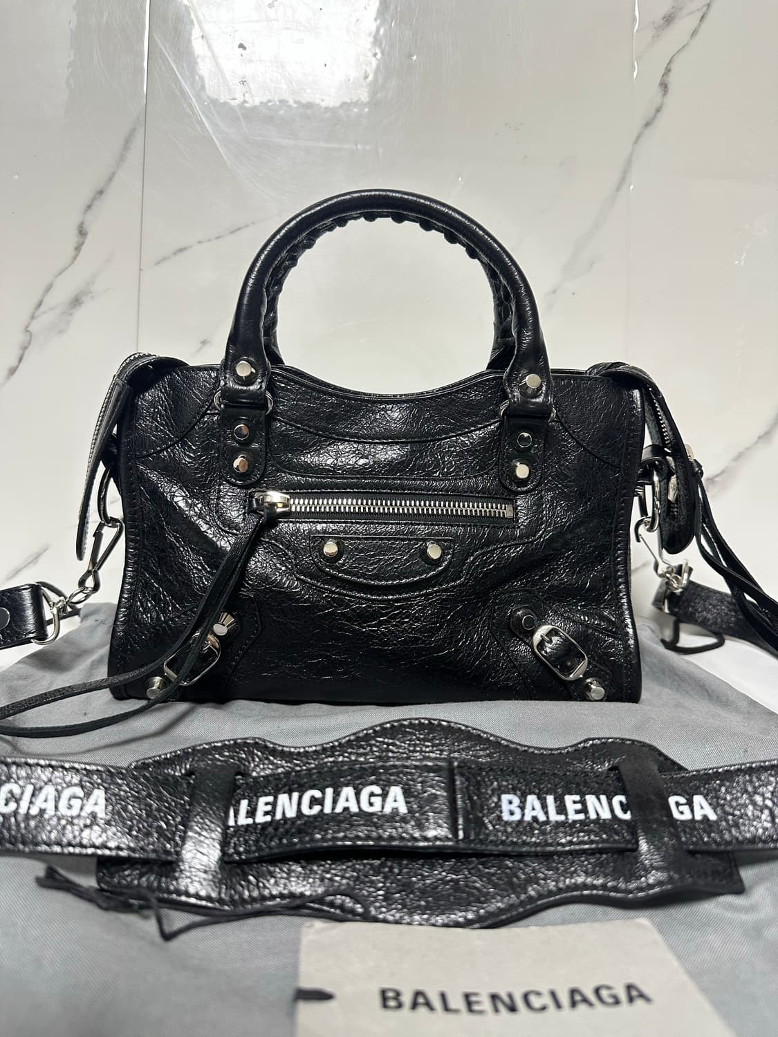 [SA급 정품] 발렌시아가 로고스트랩 시티 모터백 미니  상품이미지2