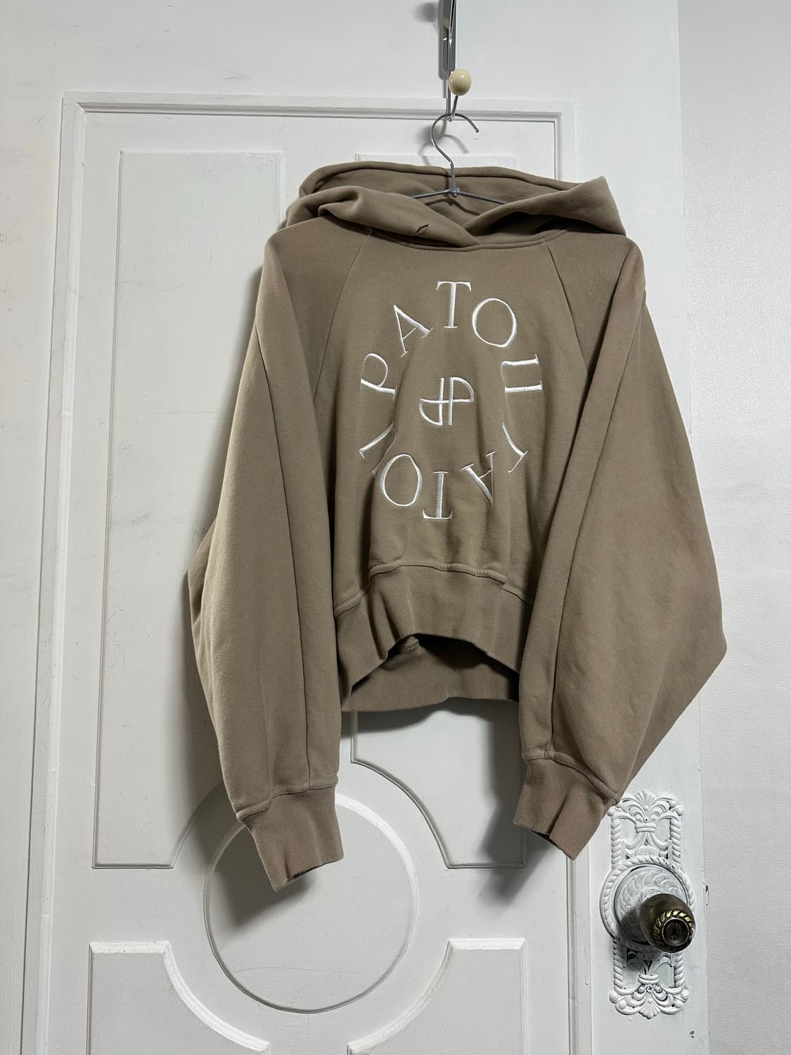 파투 PATOU 크롭 후드티 상품이미지1