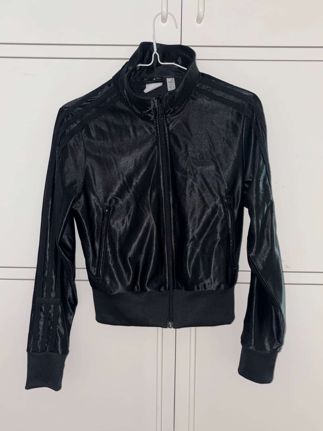 아디다스 블랙 유광 크롭 트랙탑 상품이미지1