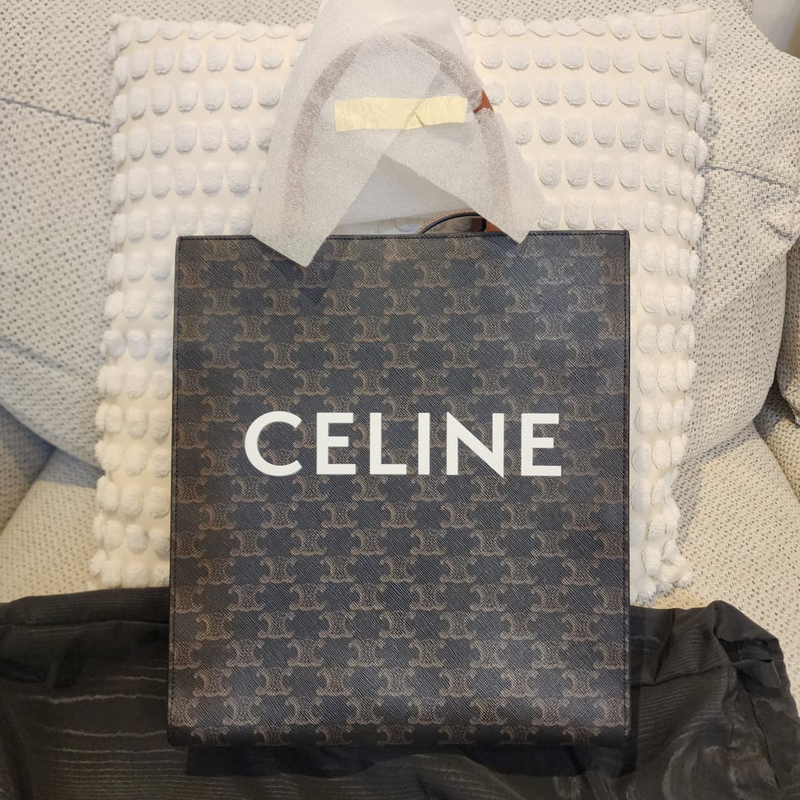 새상품급 셀린느 트리오페 캔버스 버티컬 카바스 스몰 토트백 블랙 탄 상품이미지1