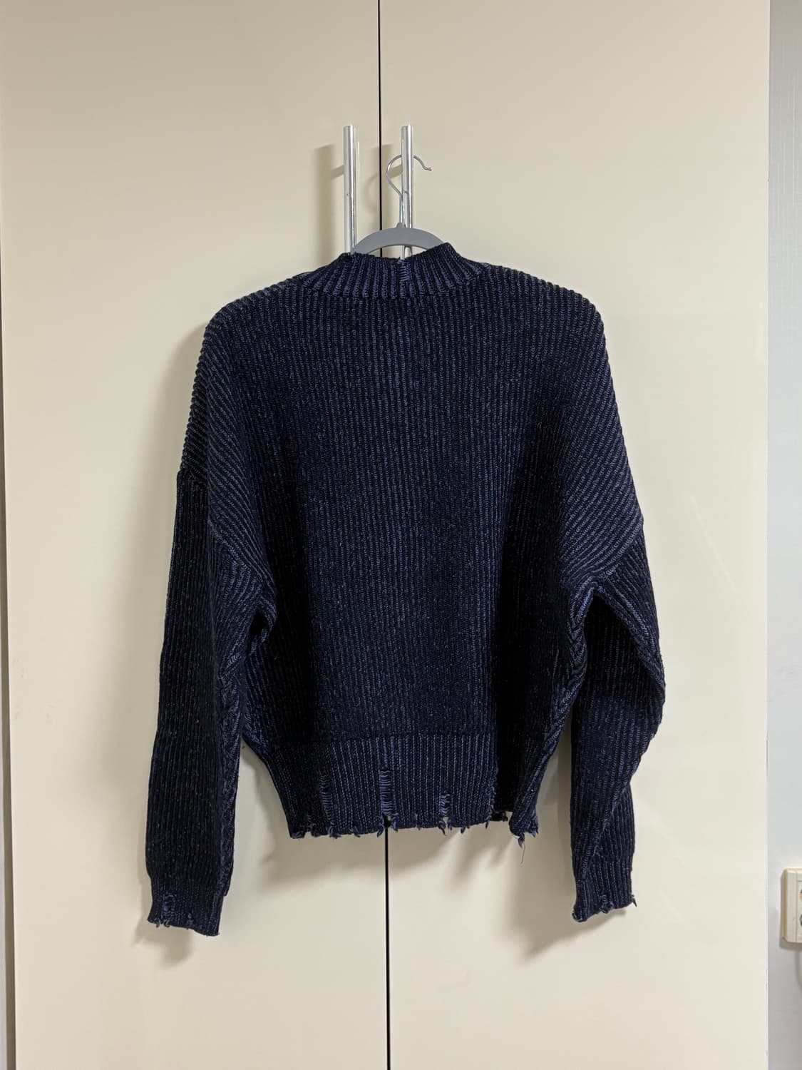 우알롱 니트 V-neck damage knit - NAVY S사이즈 상품이미지2