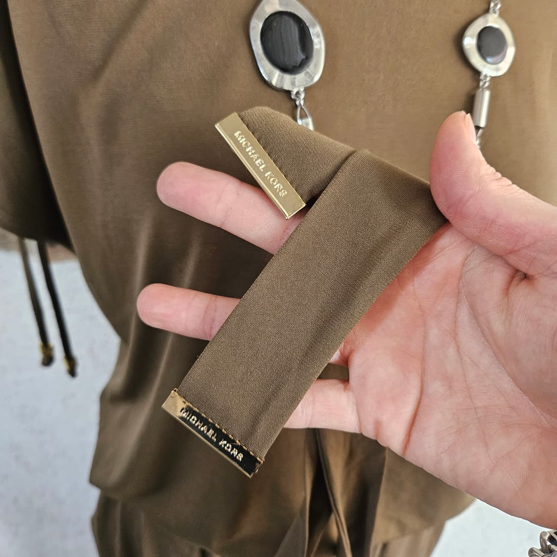 마이클코어스 카키 골든 숄더 포인트 레이온 점프수트 Free 상품이미지6